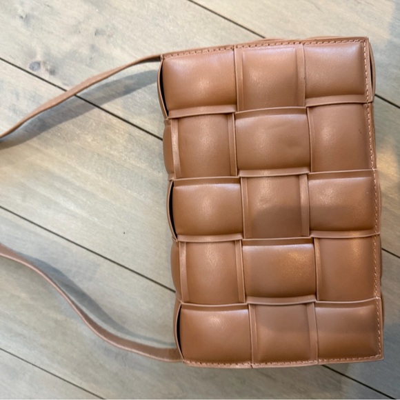 NWOT: Tan Woven Padded Cassette Crossbody Bag - Picture 5 of 9